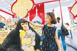 韩国女团成员Jennie，在商场遇到了孙兴慜的小球衣周边